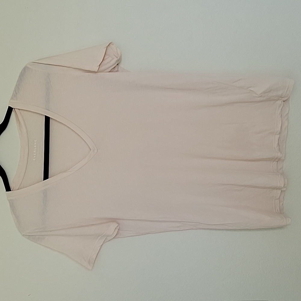 Everlane Size M v-neck t-shirt in nude/peach